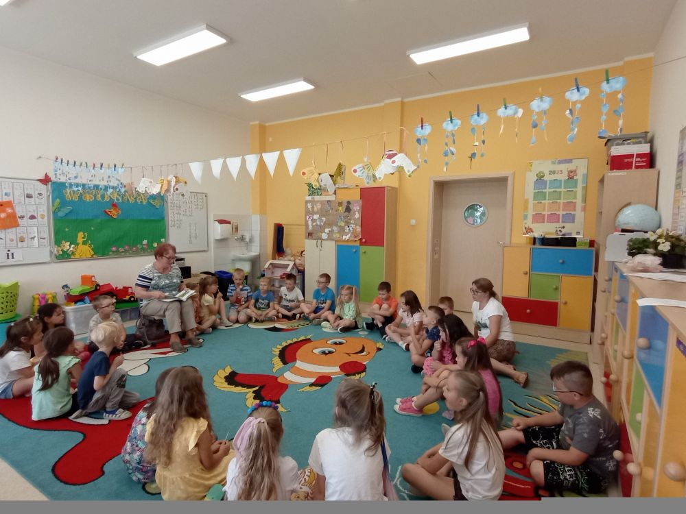 Uczesnicy Klubu Seniora czytają dzieciom książki w Przedszkolu Leśna Kraina w Dąbrowie Biskupiej