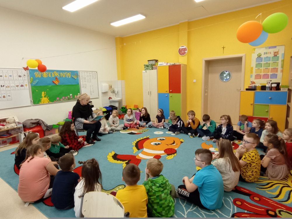 Uczestniczka Klubu Seniora Pani Renata czyta bajkę dzieciom w Przedszkolu Leśna Kraina w Dąbrowie Biskupiej.